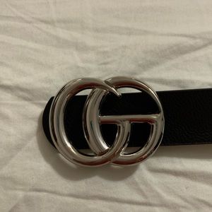 GG black leather belt.